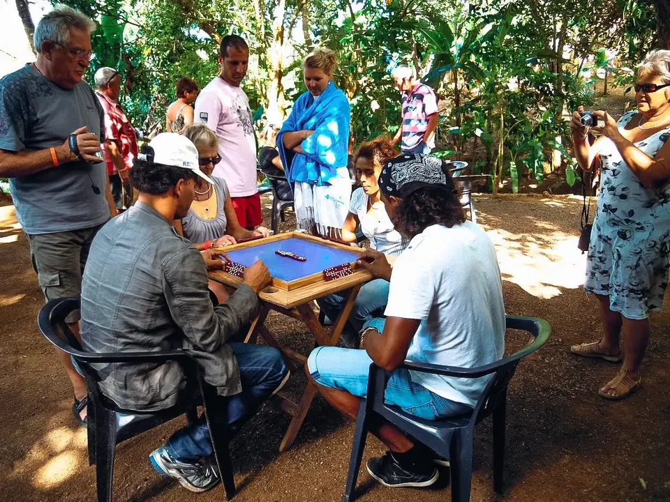 domino spelen met de locals domino spelen met de locals